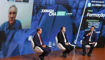 homens de terno sentados no painel do jornada CNA